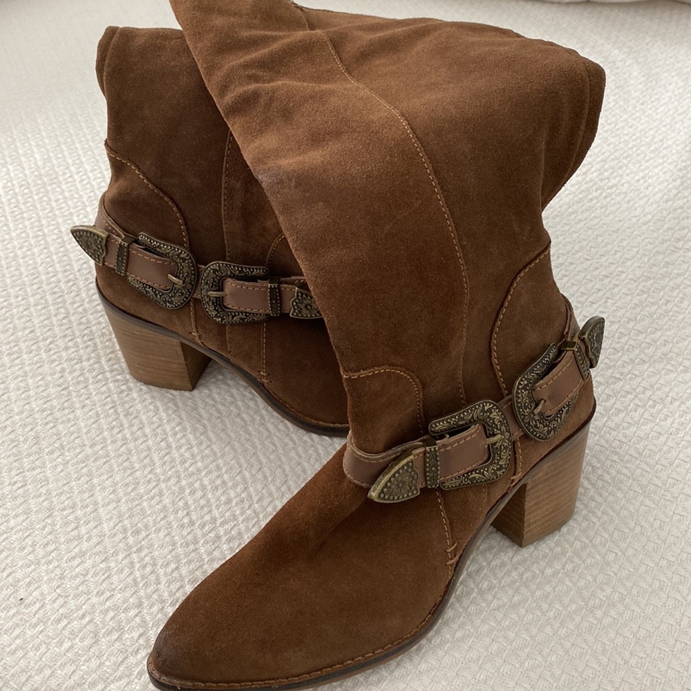 Knee high suede brown boots. Zip side. Never worn. Beautiful buckle.